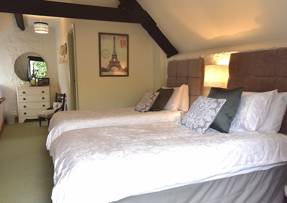 Twin Room, Ensuite photo 2