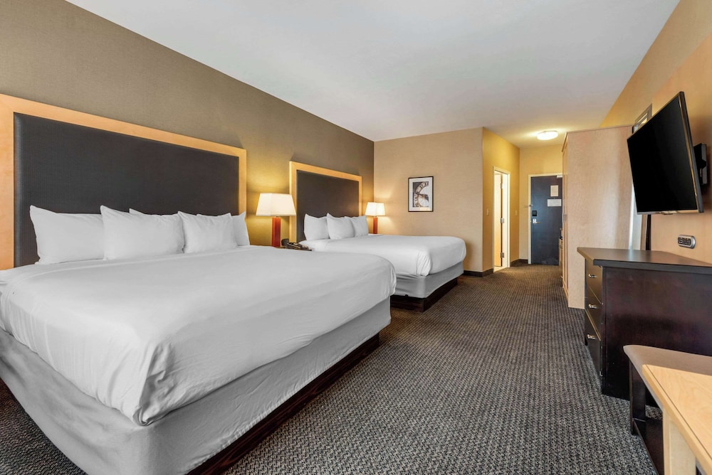 Standard Room, Multiple Beds, Non Smoking - Photo 5