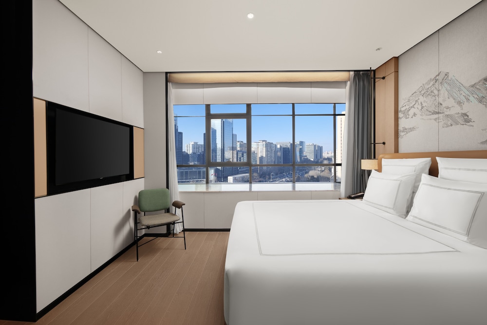 Premier Suite, 1 King Bed, Club Lounge Access, City View - Photo 4