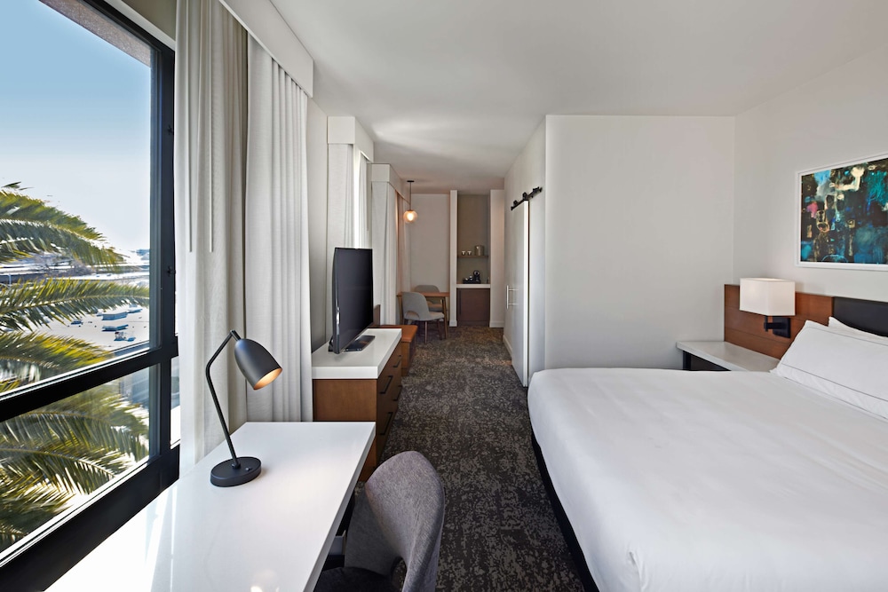Deluxe Room, 1 King Bed - Photo 1