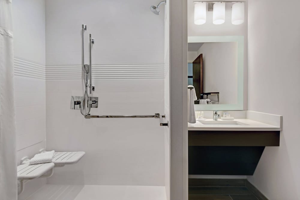 Suite, 1 Bedroom (Mobility/Hearing Access, Roll-In Shwr)