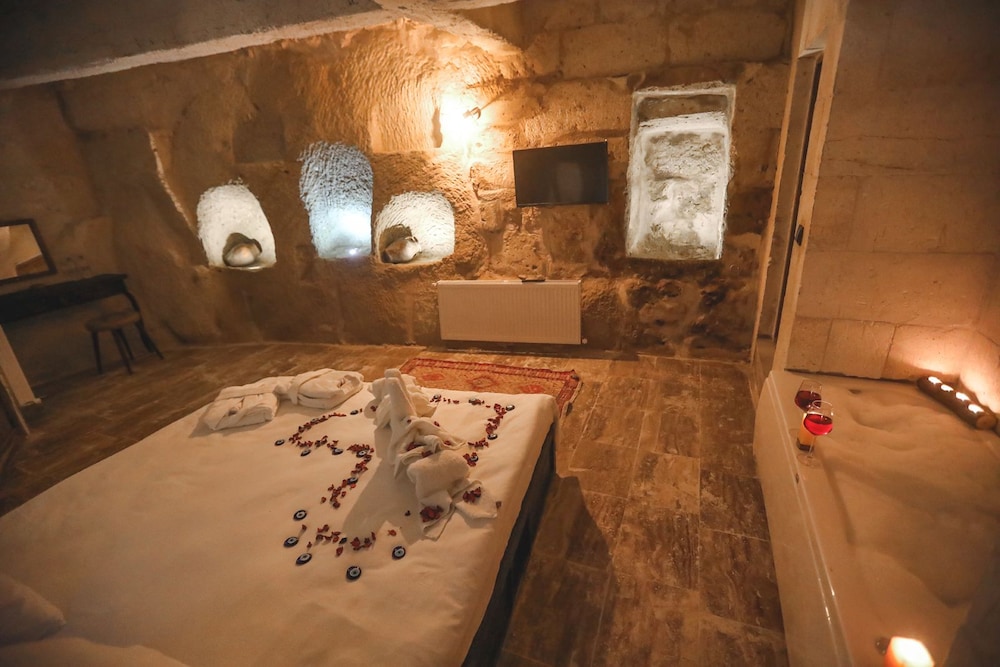 Duru Deluxe Jacuzzi Suite - Photo 8