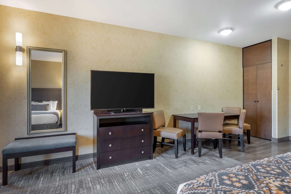Suite, 2 Queen Beds, Non Smoking, Refrigerator & Microwave