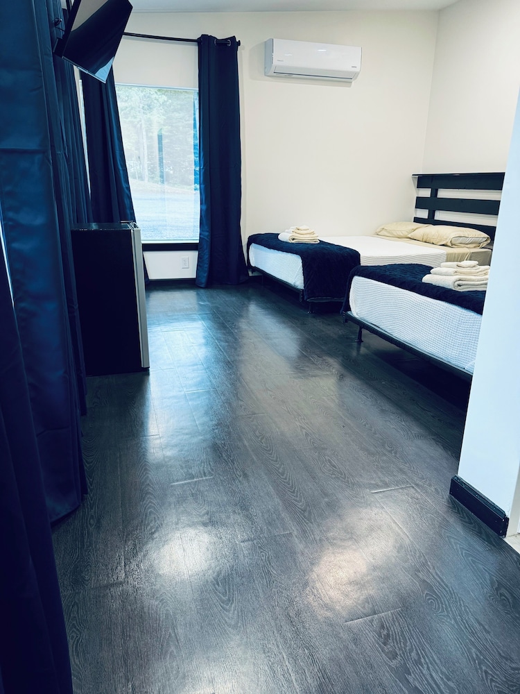 Comfort Double or Twin Room, 2 Queen Beds, Non Smoking, Private Bathroom photo 2