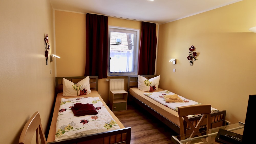 Basic Twin Room photo 1