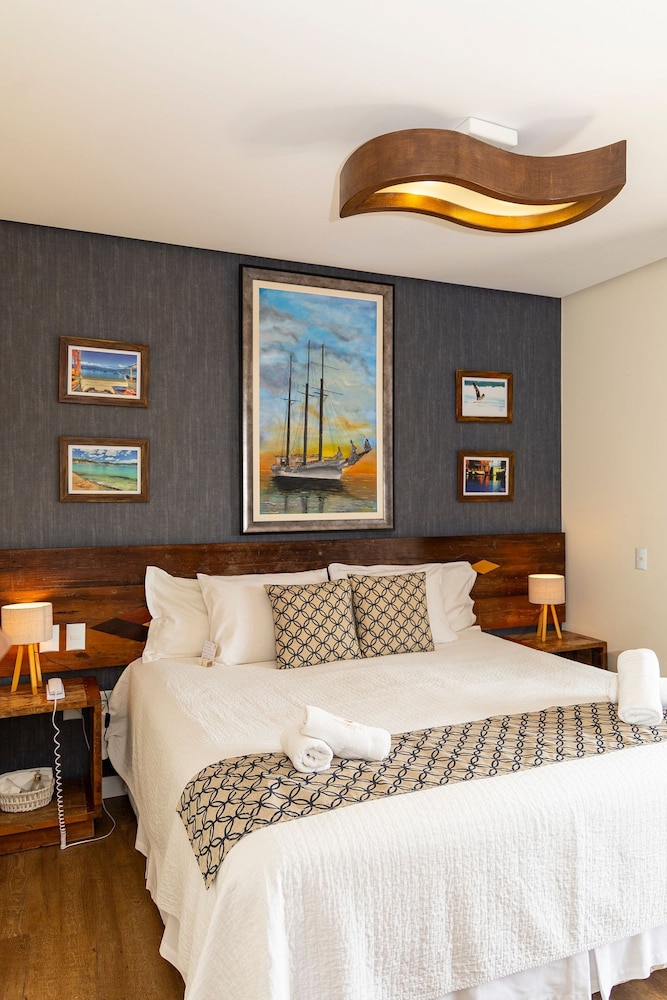 Deluxe Suite, 1 King Bed, Air conditioning, Partial Sea View photo 3
