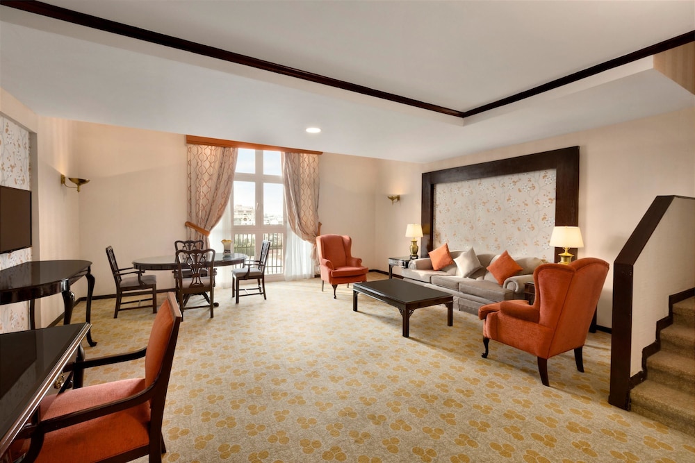 Suite, 3 Bedrooms - Photo 10