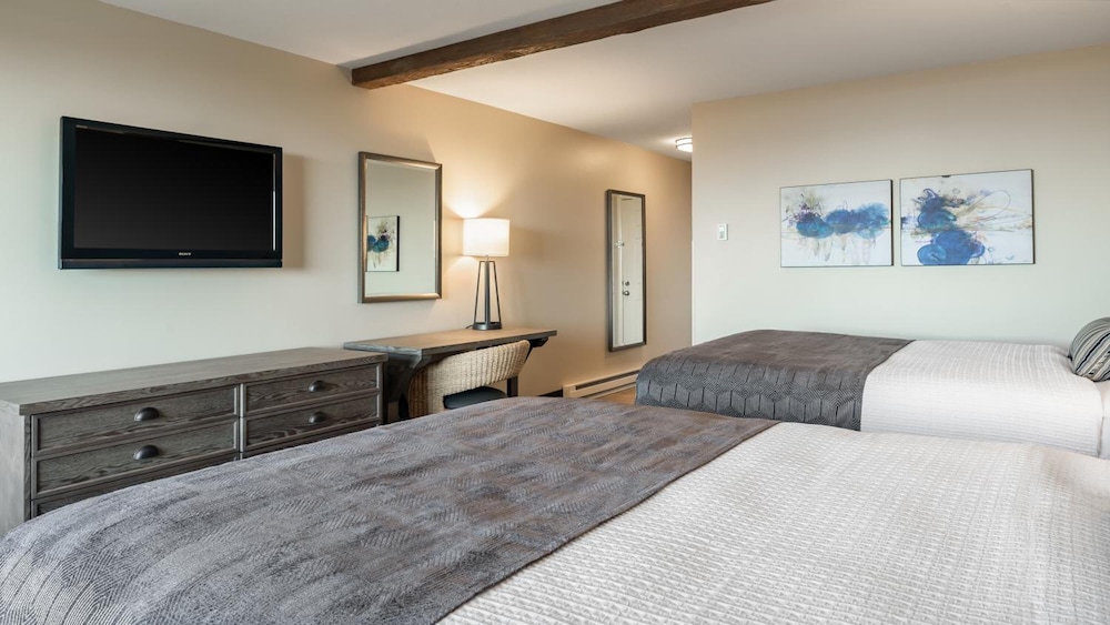 House, Multiple Beds, Fireplace photo 2