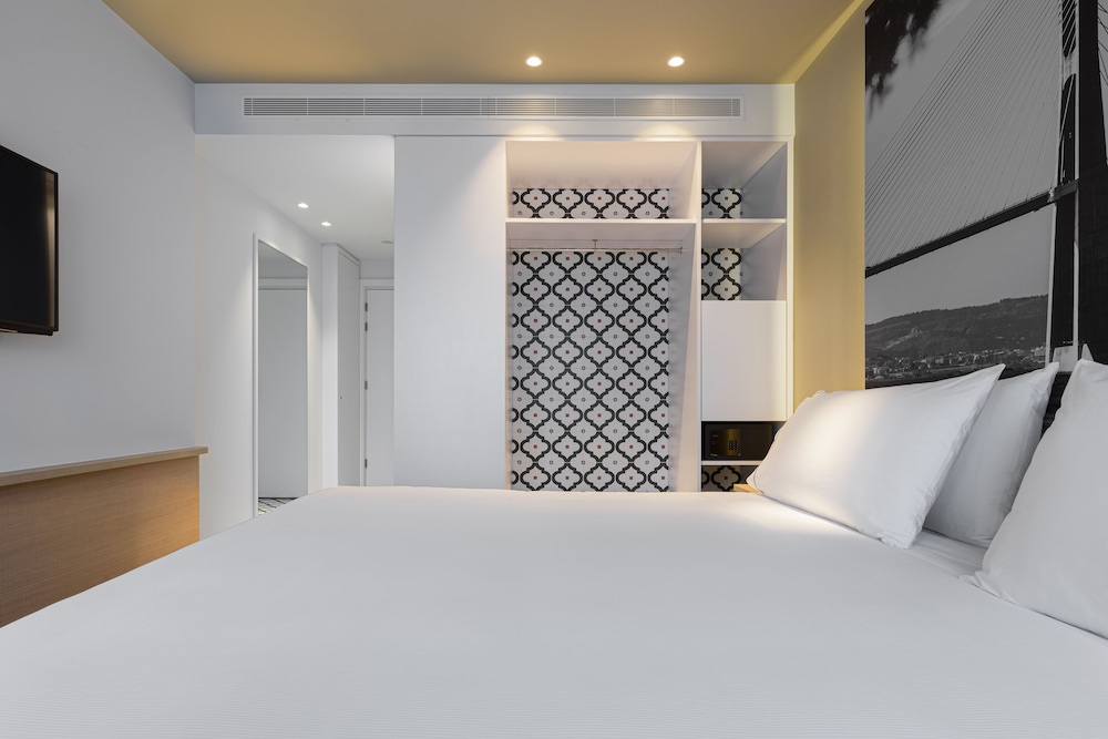 Double or Twin Room (Children Sharing Bed) - Photo 8