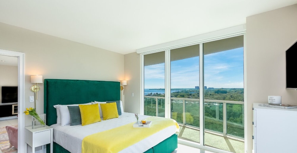 Deluxe Apartment, 1 King Bed with Sofa bed, Balcony, Partial Ocean View1017.02