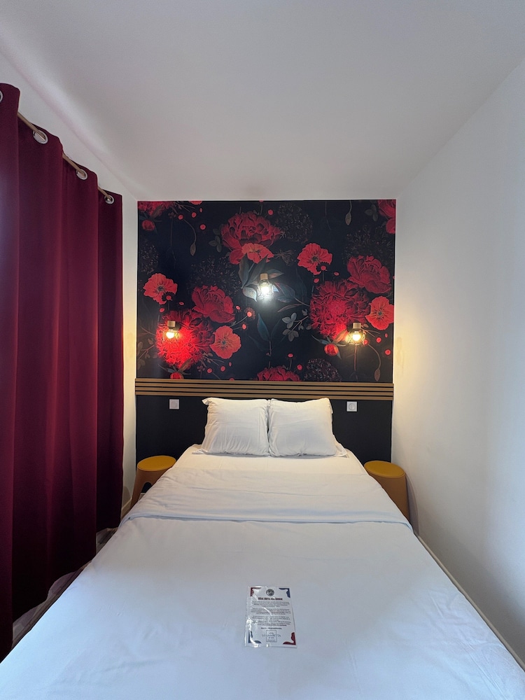 Standard Double Room (140 cm bed) - Photo 8