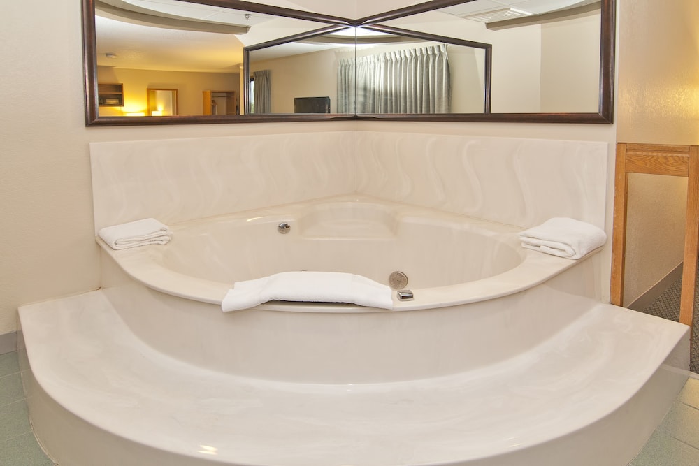 Suite, 1 King Bed, Non Smoking - Photo 7