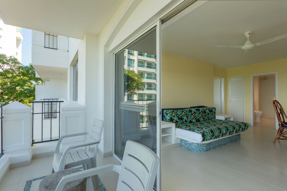 Family Room, 1 Bedroom photo 2