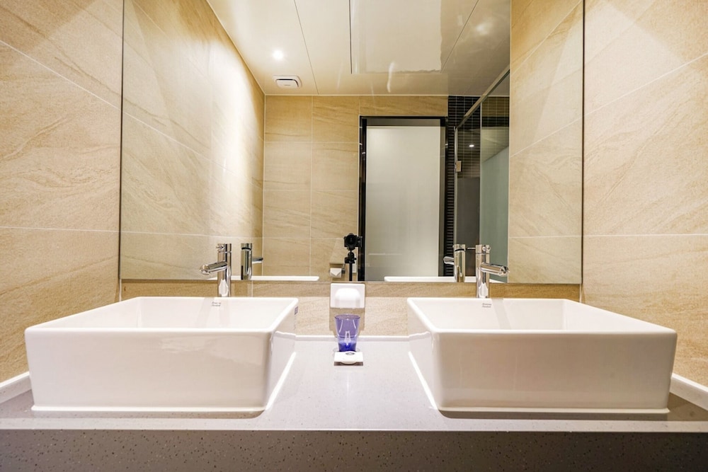 Family Twin - OTT services free viewing, Latex motion bed, Bathtub, Safe, Free parking - Photo 8