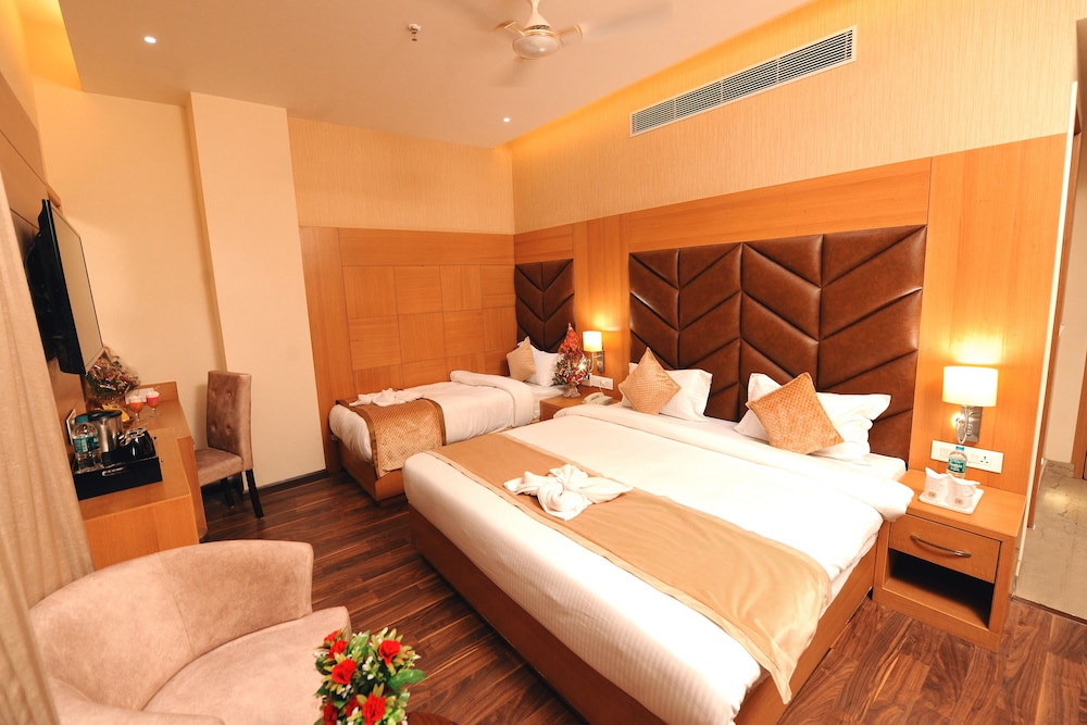 Premium Triple Room, Multiple Beds, City View - Photo 1