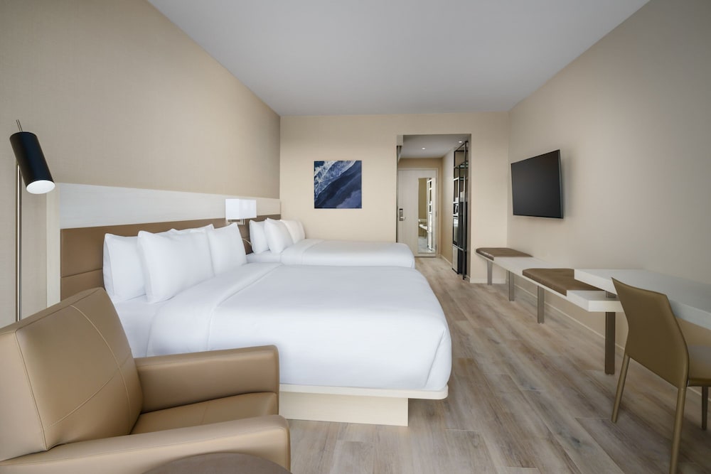 Room, 2 Queen Beds - Photo 9