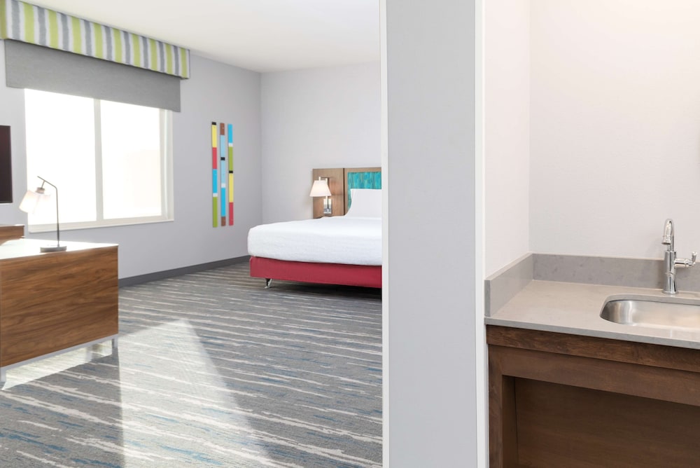 Studio, 1 King Bed, Accessible (Roll-In Shower) - Photo 6