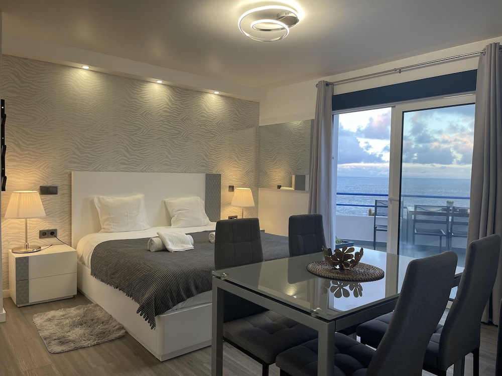 Deluxe Apartment, 1 Queen Bed with Sofa bed, Kitchen, Sea View photo 3