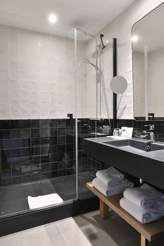 Standard Room, Multiple Beds - Photo 3