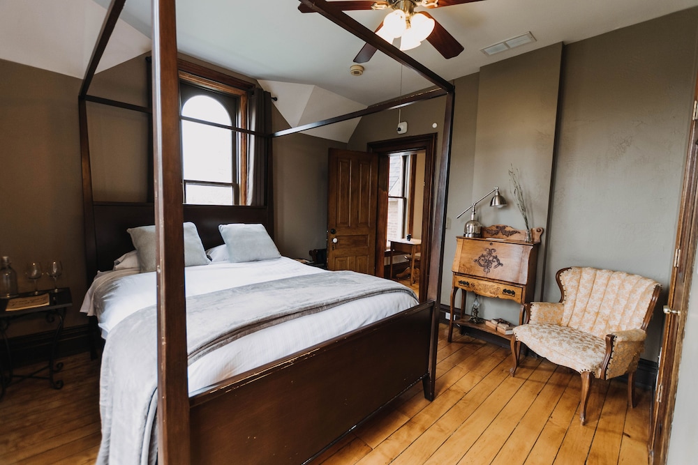 Deluxe Room, 1 Queen Bed, Garden View photo 2