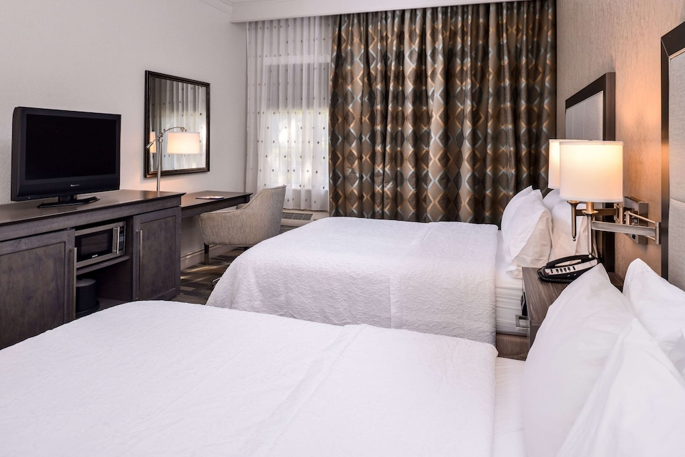 Standard Room, 2 Queen Beds, Non Smoking - Photo 4
