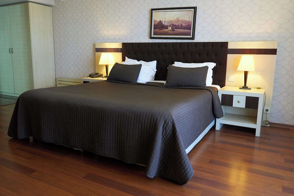 Deluxe Room, 1 King Bed, Balcony, Sea View