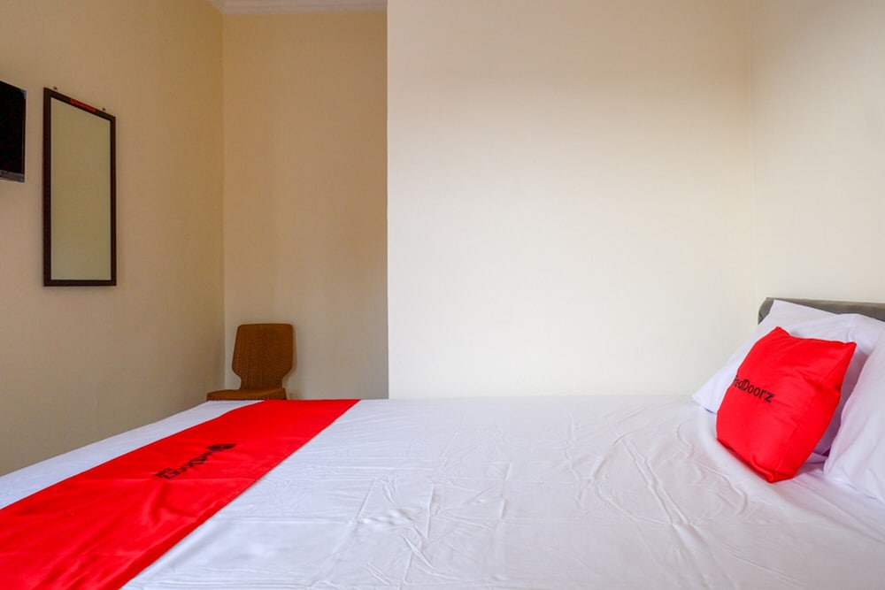 Double Room (RedDoorz) - Photo 4