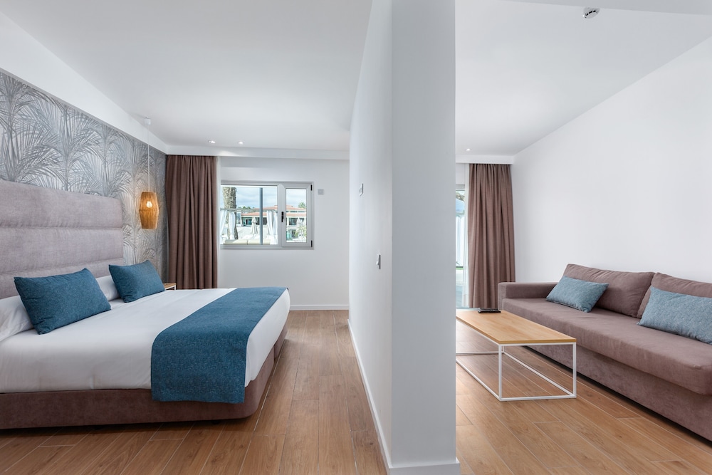 Family Double Room, Terrace, Pool View photo 2