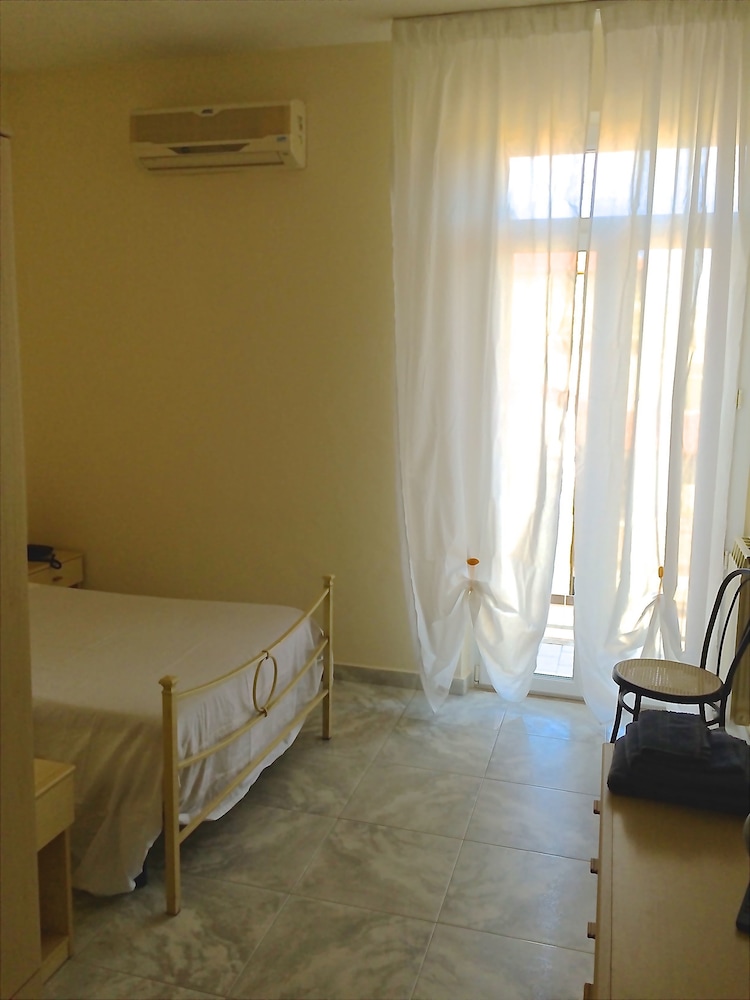 Single Room photo 3