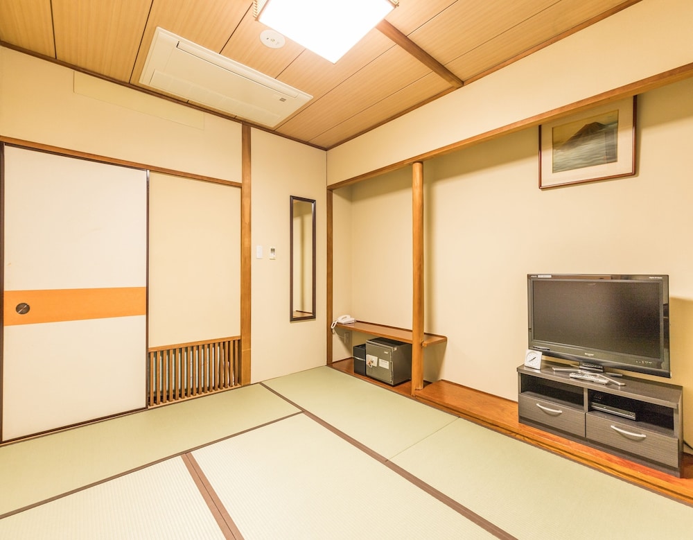 Japanese Room With Shared Washroom-Triple