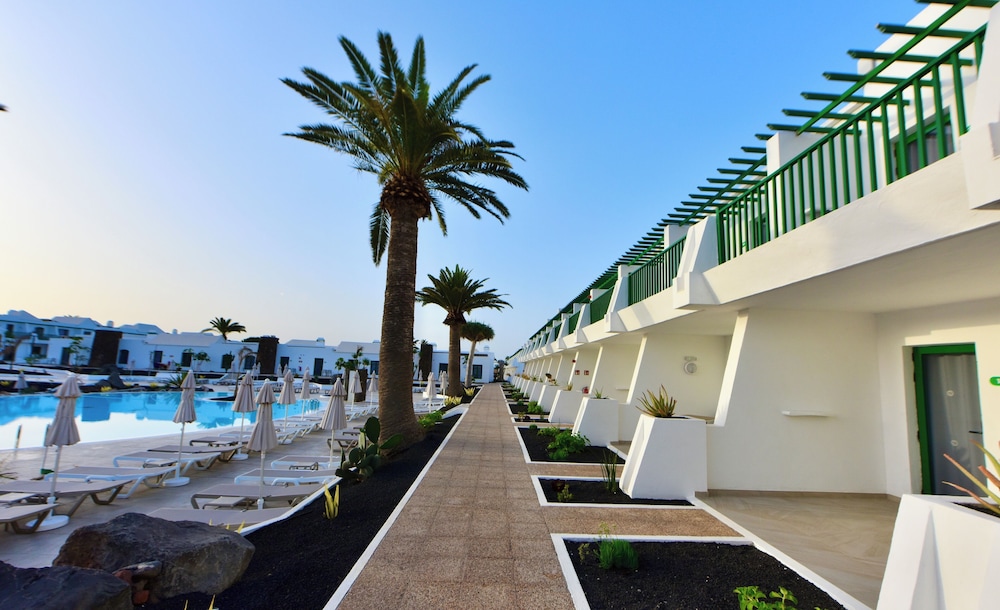 Superior Triple Room, Pool View (2 adults and 1 child)