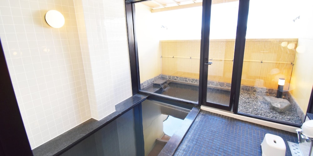 Basic Twin Room - Photo 2
