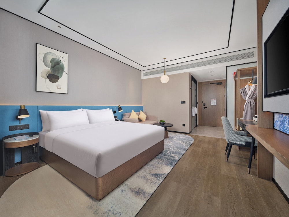 Superior Room, 1 King Bed photo 3
