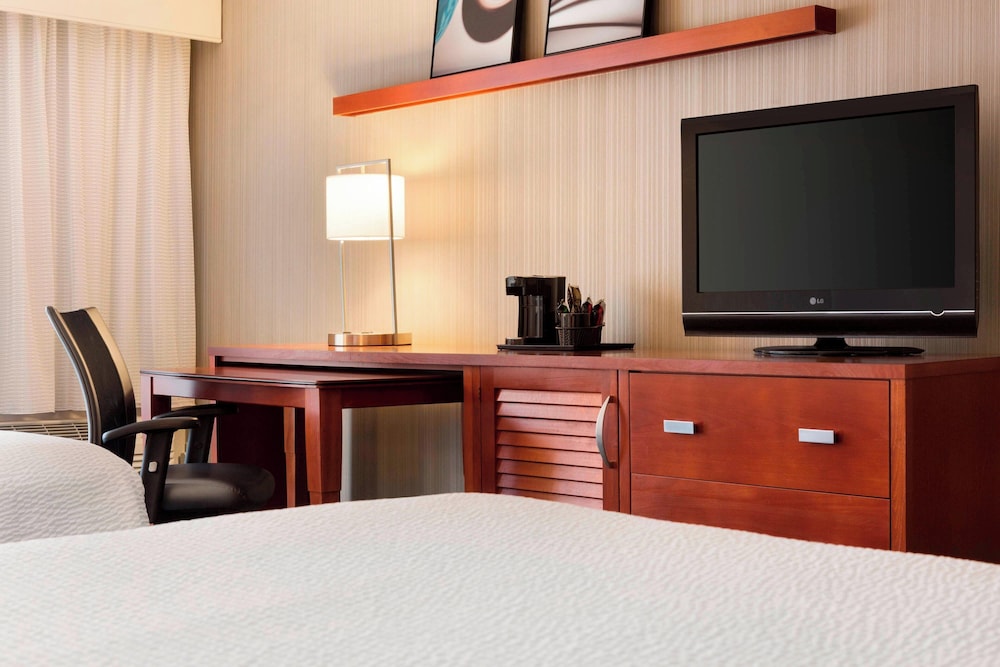 Executive Suite, 1 King Bed with Sofa bed photo 3