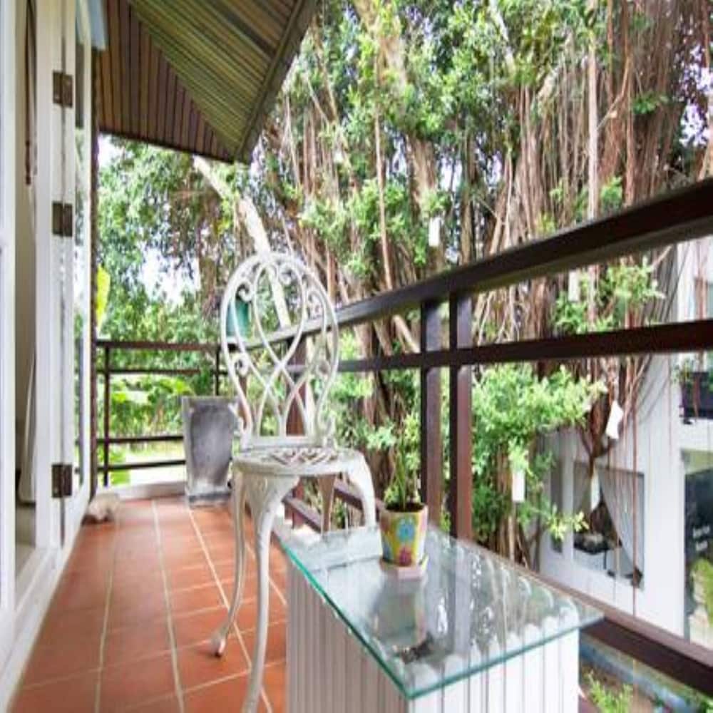 Deluxe Double Room with Balcony - Photo 14