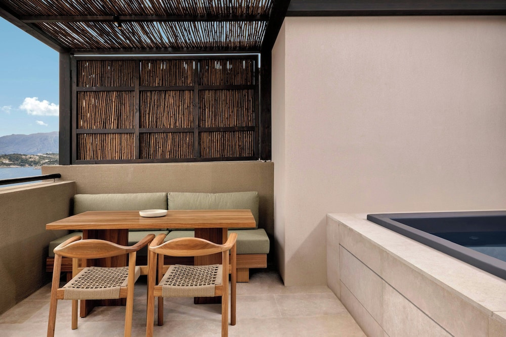 Deluxe Guest room, 1 King Bed, Non Smoking, Sea view, Balcony, Whirlpool