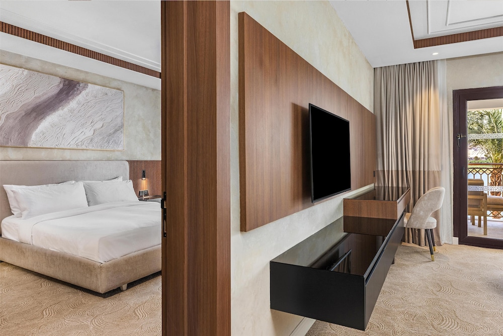 Deluxe Room, 1 King Bed thumbnail 5