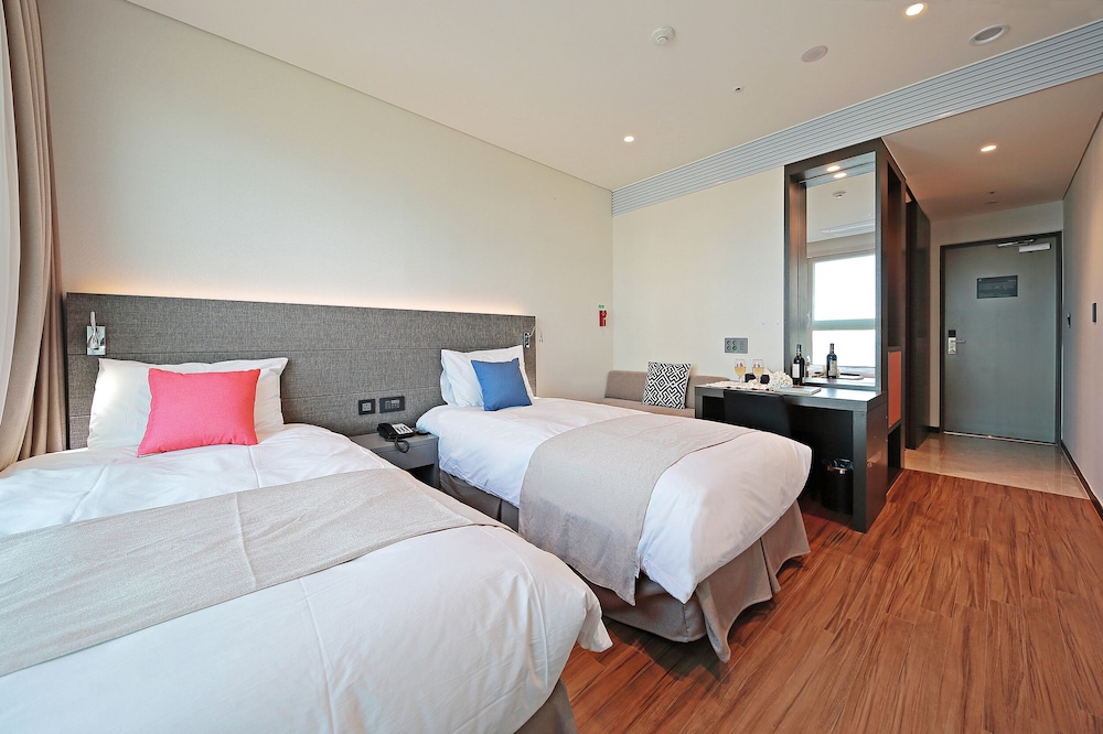 Standard Twin Room, Harbor View - Photo 5