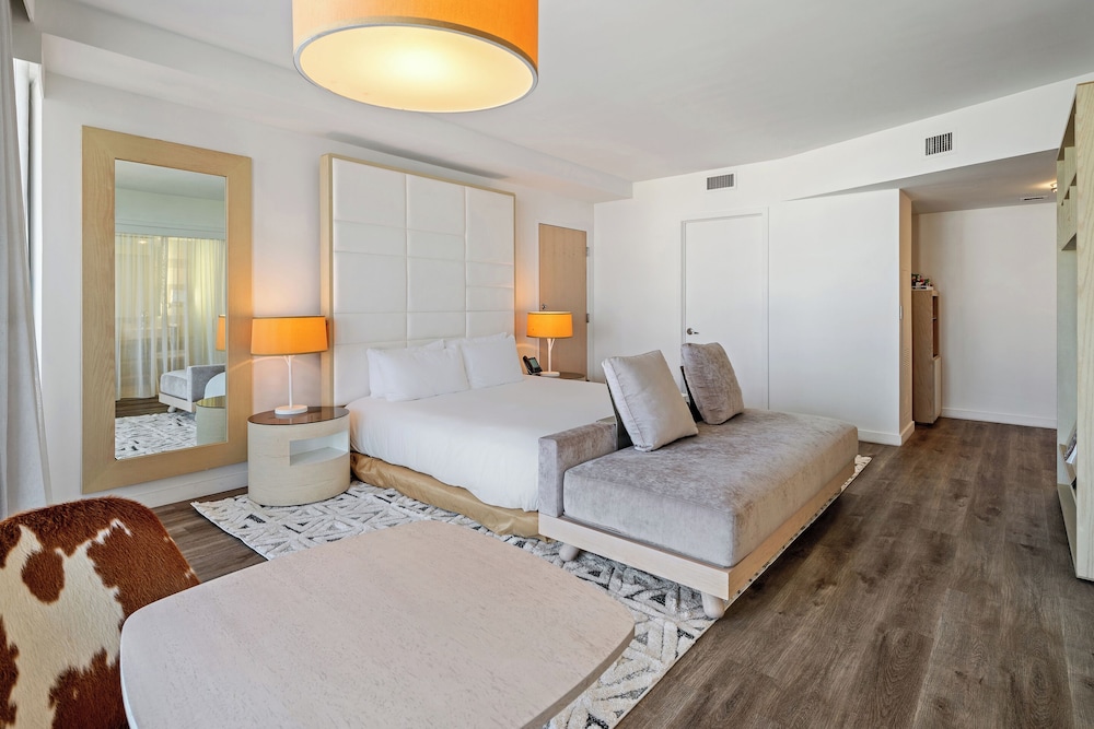 Suite, 1 King Bed, Balcony, Bay View photo 2