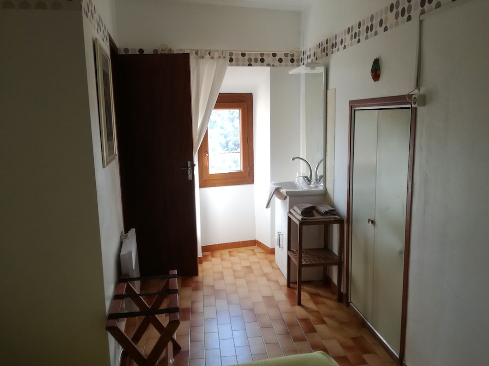 Economy Double Room photo 2