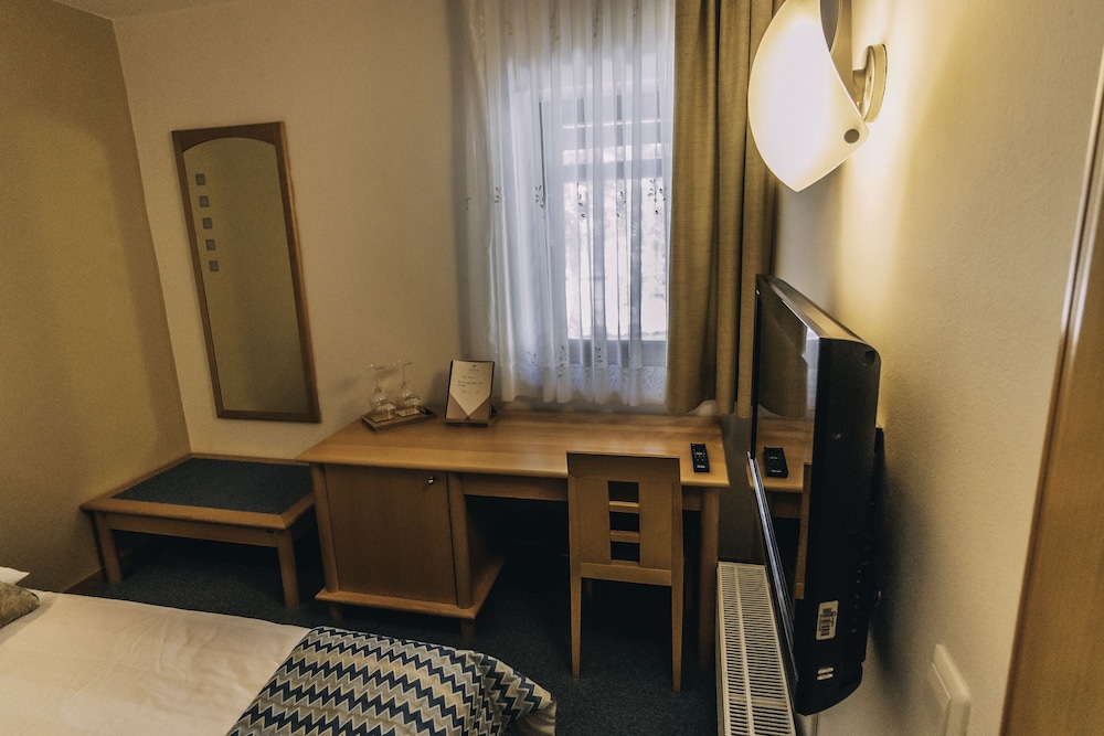 Small double room photo 2