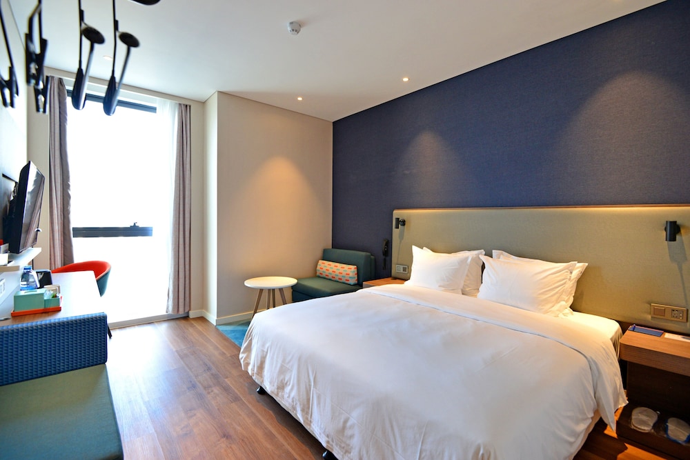 Standard Room, 1 King Bed (Extra Floor Space) - Photo 3