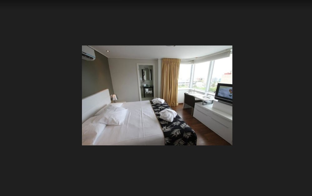 Suite, River View - Photo 7