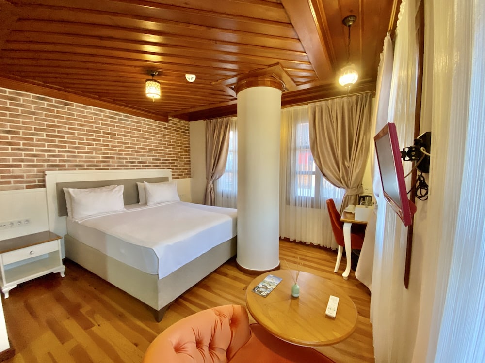 Deluxe Double Room thumbnail 5