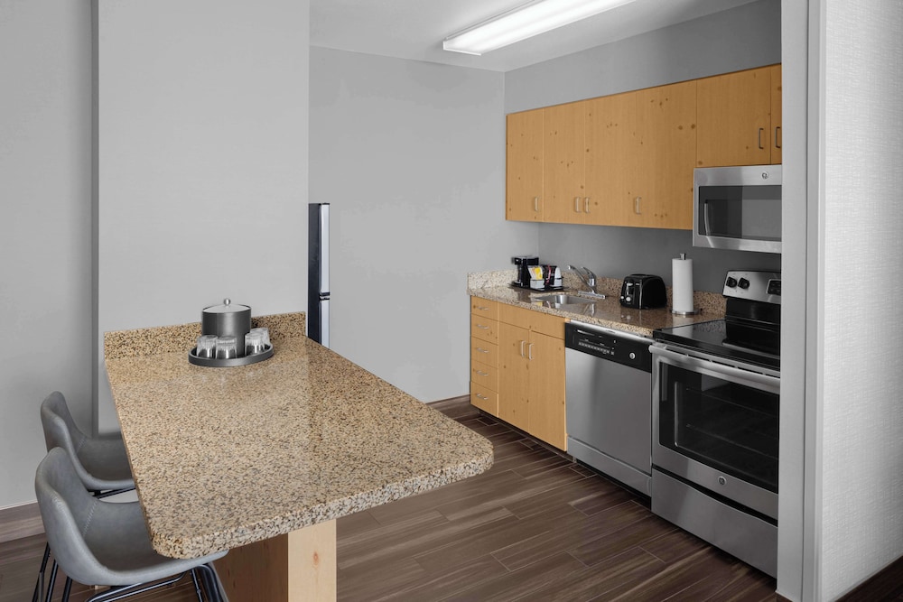 1 King 1 Bedroom Suite w/Kitchen Non Smoking - Photo 3