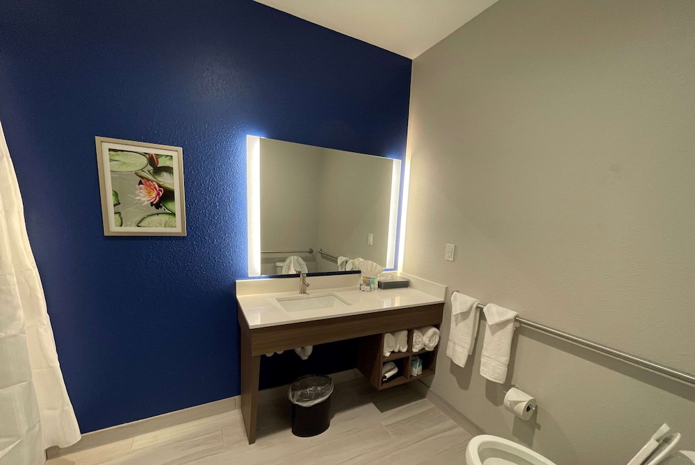 Room, 2 Queen Beds, Accessible, Non Smoking (Roll-In Shower) - Photo 5
