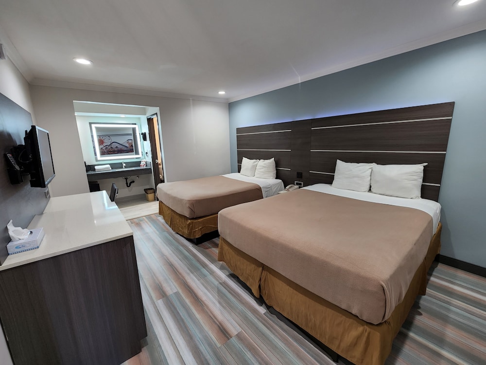 Room, 2 Queen Beds, Non Smoking - Photo 3