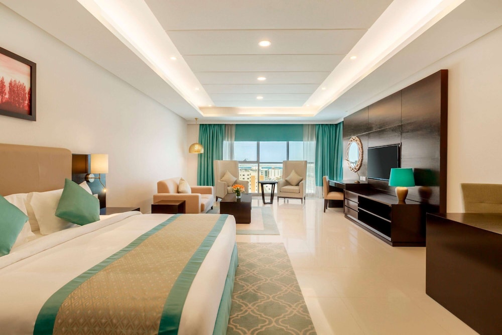Business Room, 1 King Bed, Smoking (Deluxe) photo 3