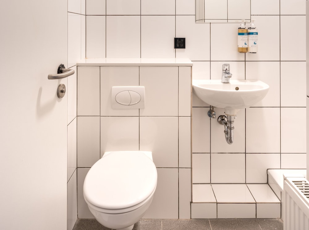 Medium Studio with Kitchenette - Photo 16