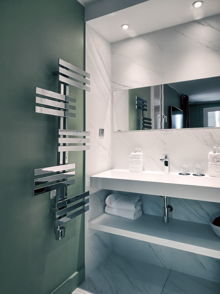 Suite - Photo 16